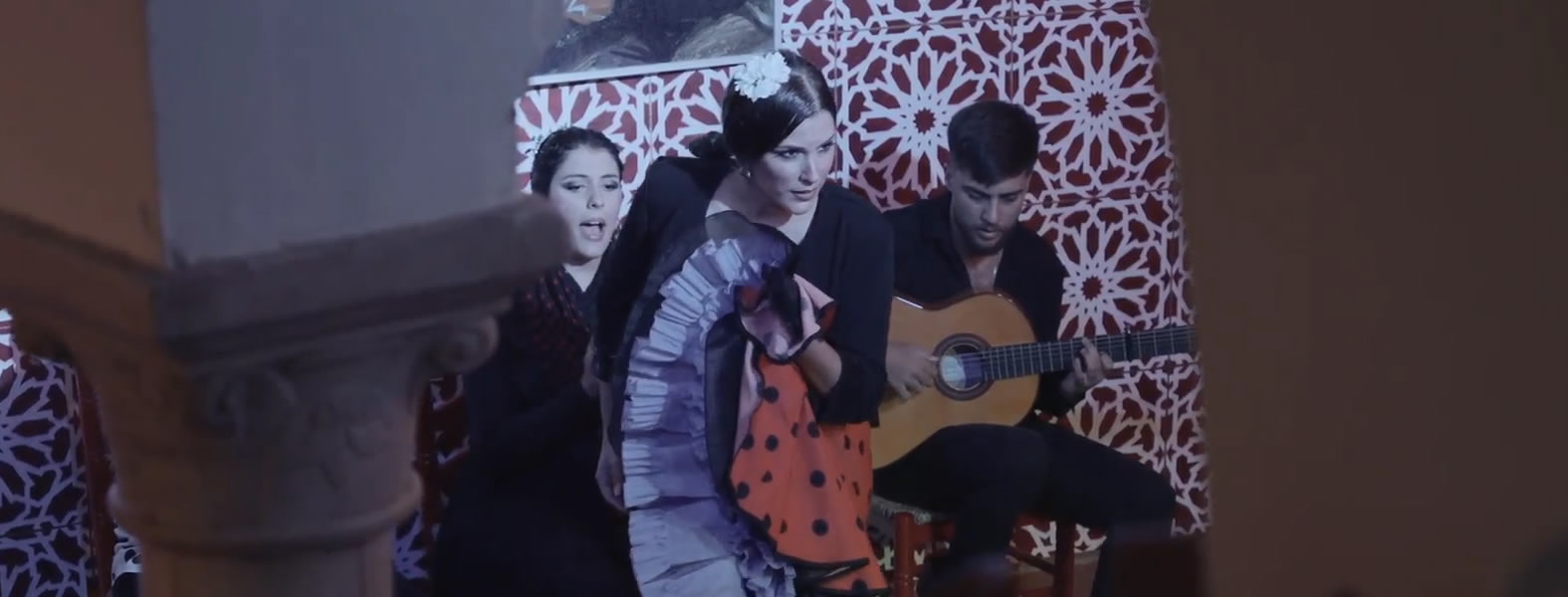 Flamenco show with drink in Mariscal Santa Cruz, Seville
