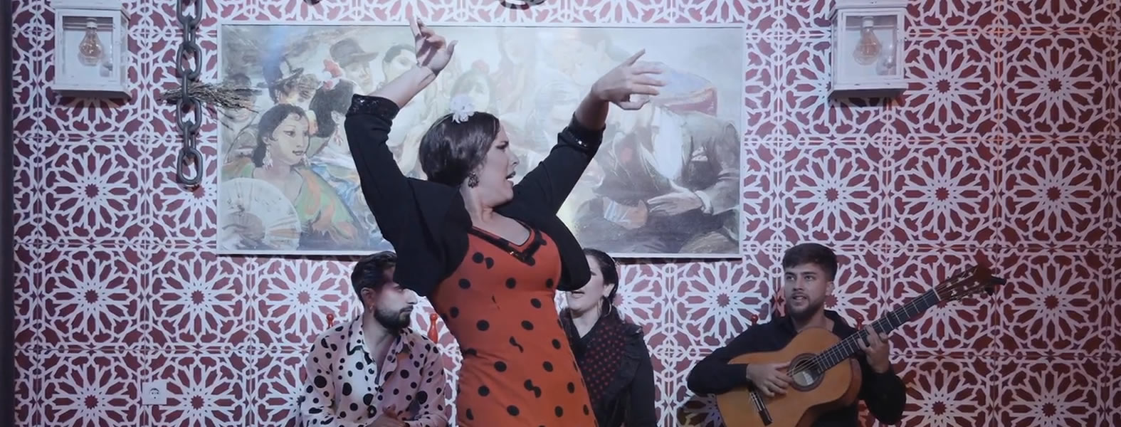 Flamenco show with drink in Mariscal Santa Cruz, Seville
